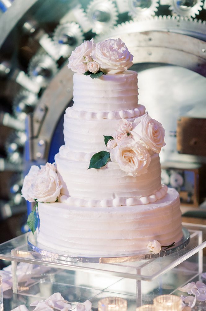 Simple wedding cake for modern wedding