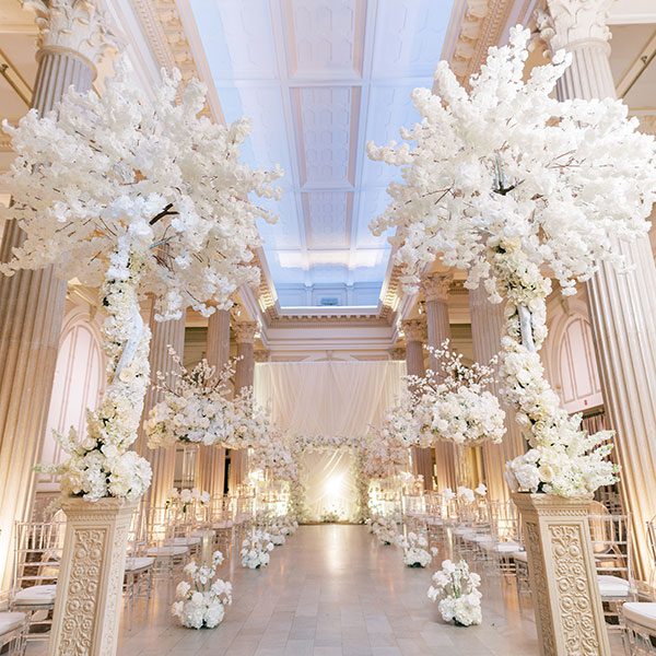 8 Gorgeous Wedding Aisle Decor Ideas Featured Image