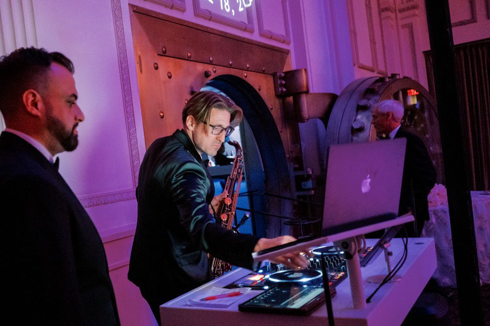 DJ