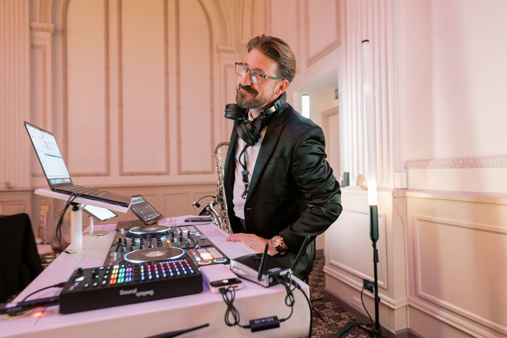 DJ